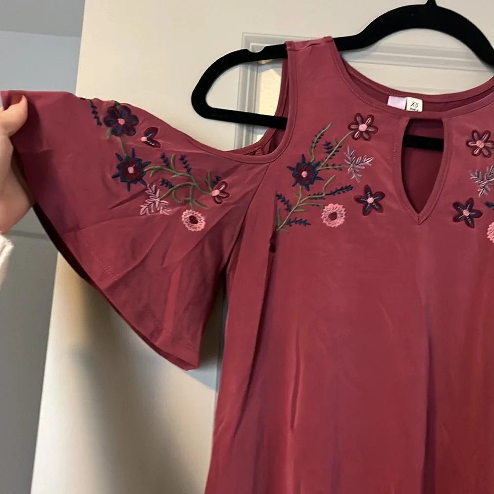 Cold Shoulder Top - Picture 2 of 4